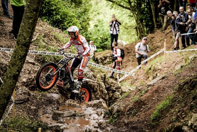 Toni Bou en una zona boscosa muy mojada