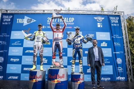 Toni Bou en lo más alto del podio de Camprodón, primera prueba del TrialGP del año