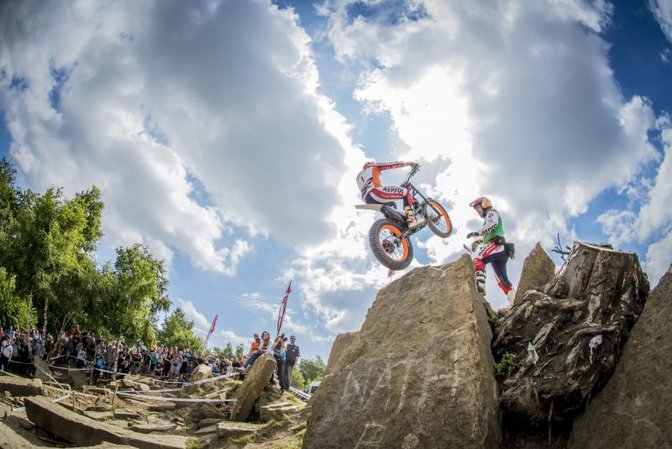 Toni Bou encarando una zona del recorrido visto desde atrás