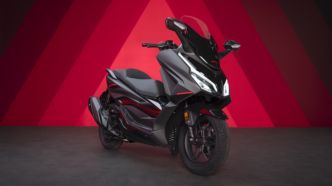 Imagen estática de la Forza 350 con conductor usando el espacio de almacenamiento