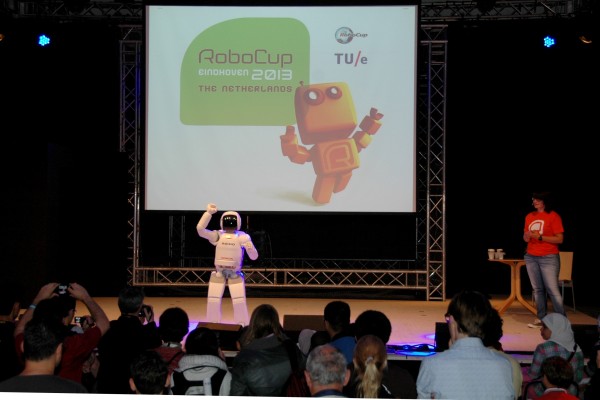 ASIMO en la RoboCup World Championships 2013 en Eindhoven.