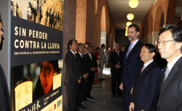 Visita inaugural a la exposicion "Sin perder contra la lluvia" de los Príncipes de Asturias y el Príncipe Heredero de Japón