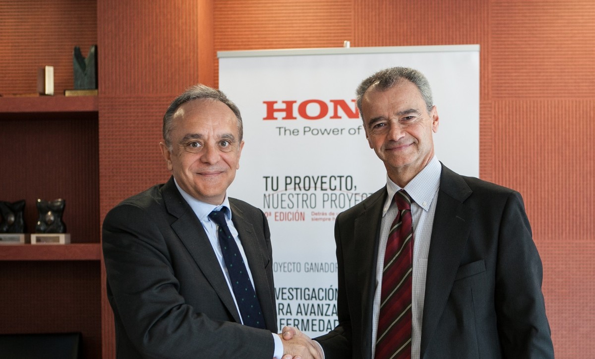 Manel del Castillo, Director Gerente de HSJD y Marc Serruya, Presidente de Honda, en la firma del acuerdo.