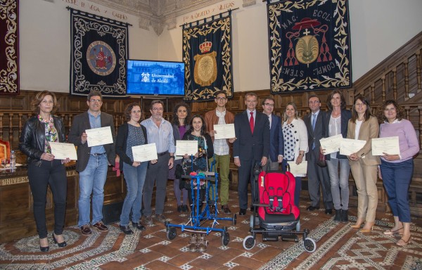 El presidente de Honda España, Marc Serruya, con los ganadores y beneficiarios de la cuarta edición de "Tu Proyecto, Nuestro Proyecto"