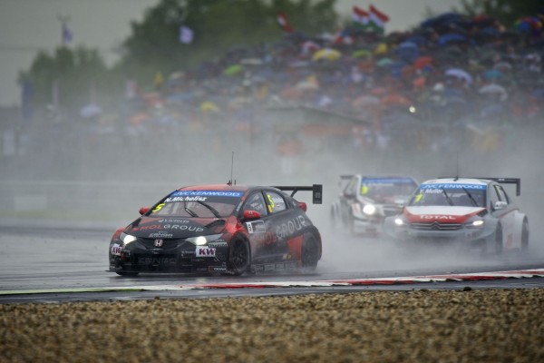 Imagen de la primera carrera del WTCC en Eslovaquia 