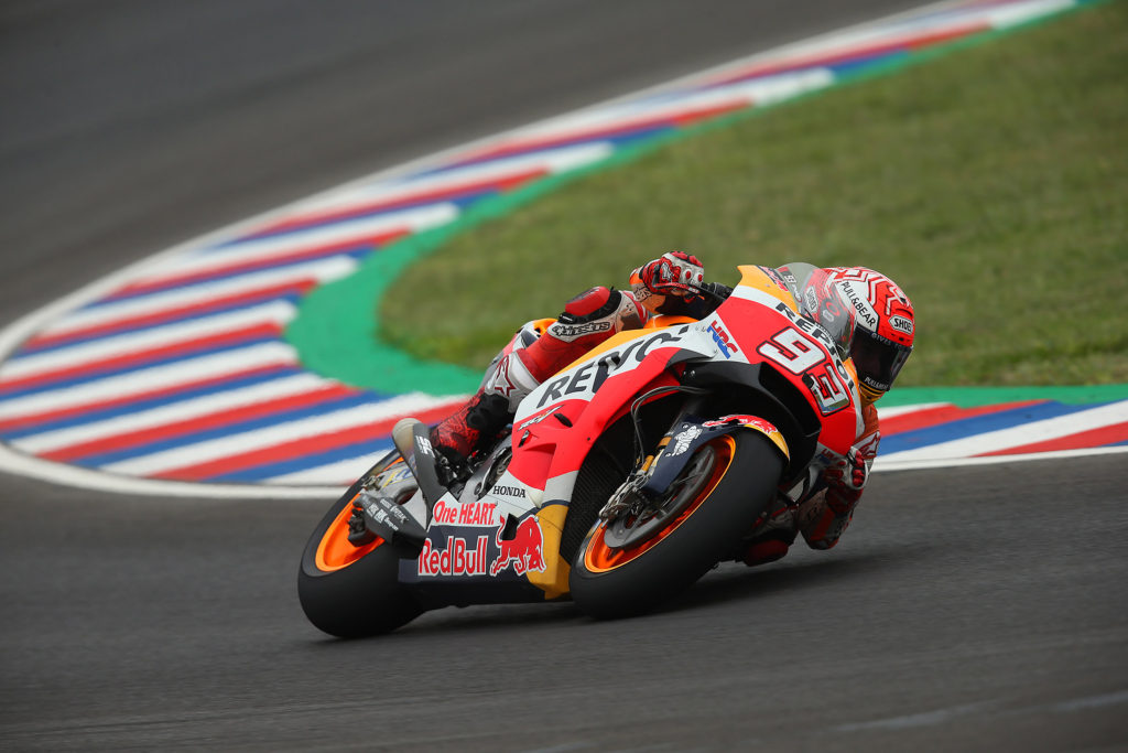 589-cara-y-cruz-para-honda-en-un-fin-de-semana-lleno-de-emocion_marquez