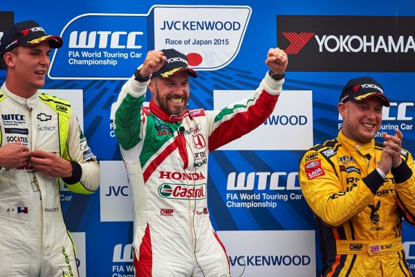 Tiago Monteiro celebra su victoria en Motegi