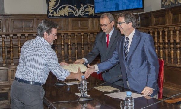 El presidente de Honda España, Marc Serruya, entregando el diploma honorífico a los beneficiarios