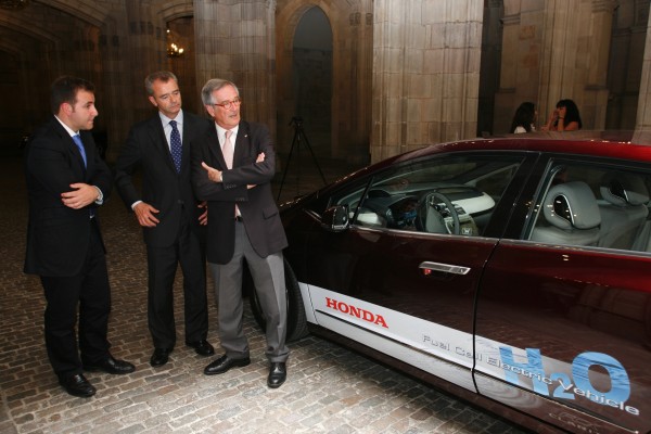 Marc Serruya, presidente de Honda Motor Europe España, con el alcalde de Barcelona, Xavier Trias, y el director general de Carburos Metálicos, Francesco Maione, durante la presentación del Honda FCX Clarity en Barcelona