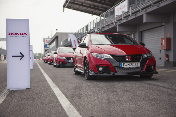 El nuevo Type R en Bratislava, a punto de ser testeado por los periodistas