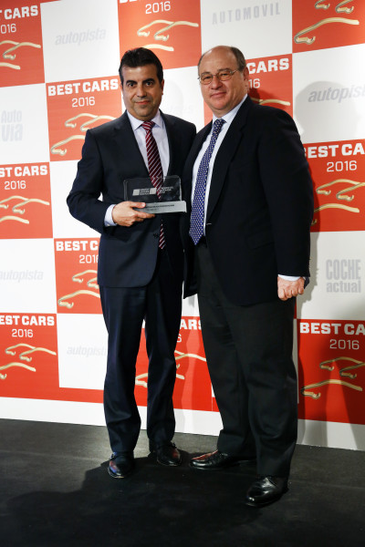David Yudes, director de comunicación de Honda Motor Europe España recibe el premio de manos de Rafael Guitart, Director de Coche Actual.  