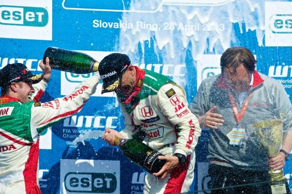 Los pilotos de Honda en el podio, triplete en el WTCC (Eslovaquia, 27-28 abril)