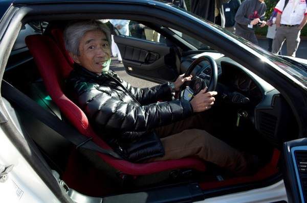 Shigeru Uehara a bordo de su creación, el Honda NSX