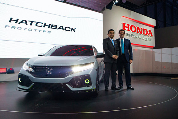 El CEO de Honda,  Takahiro Hachigo, presentando el nuevo Civic 5 puertas