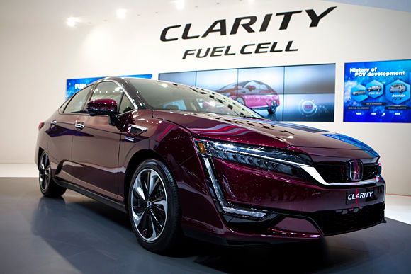 El Clarity Fuel Cell, presente en el stand de Honda en Ginebra