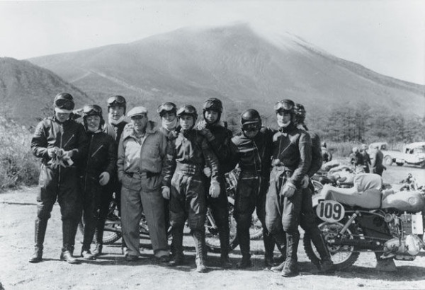 Soichiro Honda en la All Japan Motorcycle Endurance Road Race de 1955