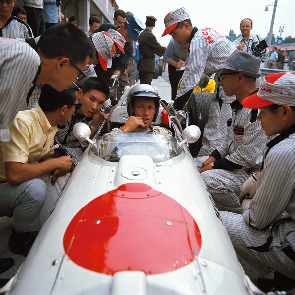 Richie Ginther, un pionero de la F1 en Honda, dando instrucciones a su equipo